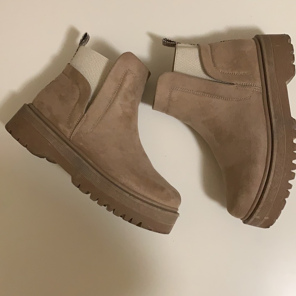 Raffi platform boot in Taupe size 7